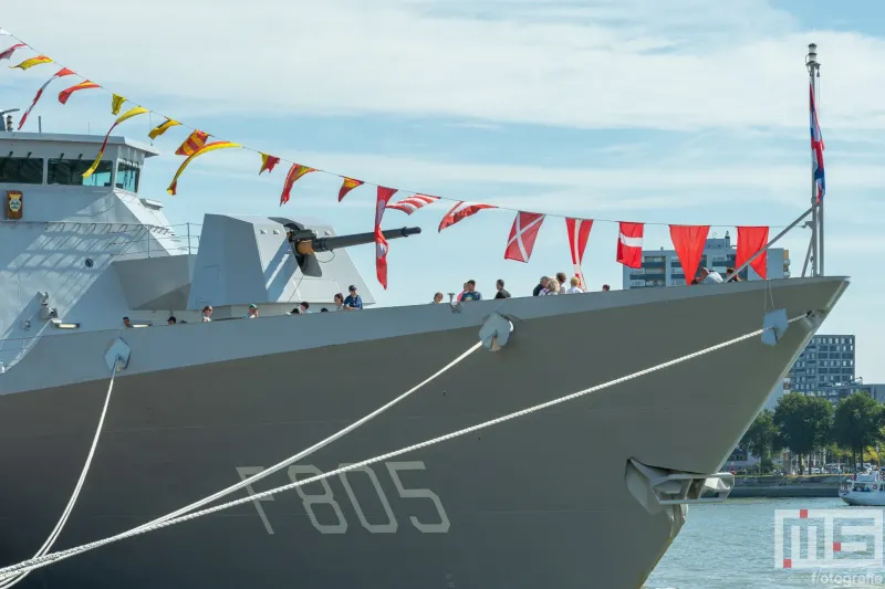 Het marineschip F805 op de Wereldhavendagen in Rotterdam