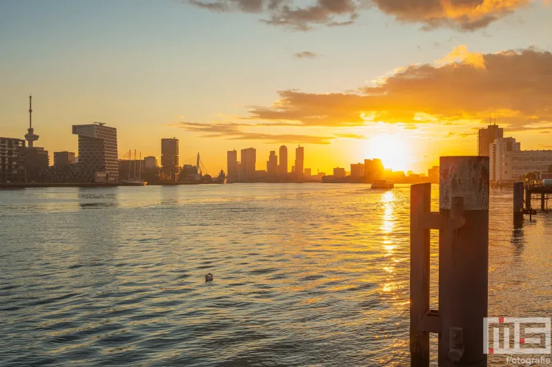 De zonsopkomst in Rotterdam met Zr.Ms. Evertsen en Zr.Ms. Zeeleeuw voor de Wereldhavendagen 2025