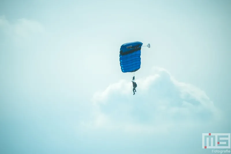 Parachutisten van de Koninklijke Marine tijdens de Wereldhavendagen Rotterdam 2025