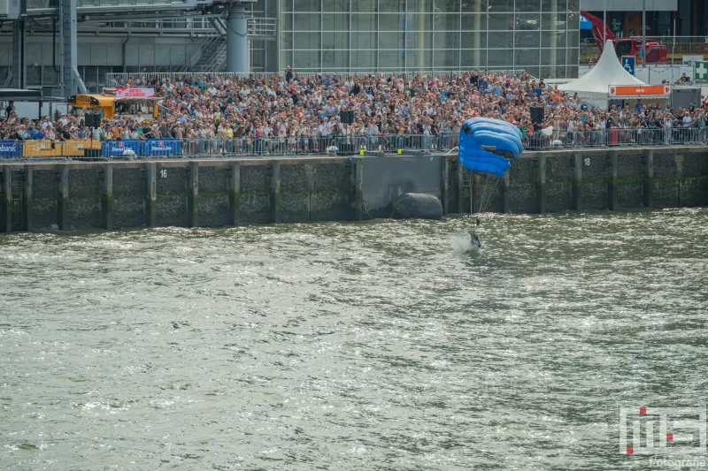 Parachutisten Koninklijke Marine tijdens de Wereldhavendagen Rotterdam 2025