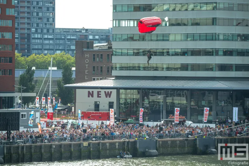 Parachutisten Koninklijke Marine tijdens de Wereldhavendagen 2025