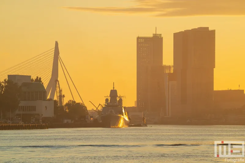 De zonsopkomst in Rotterdam met Zr.Ms. Evertsen en Zr.Ms. Zeeleeuw