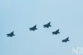 Vijf F-35 straaljagers geven acte de présence boven Rotterdam tijdens de Wereldhavendagen