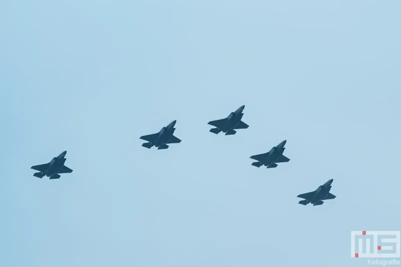 Vijf F-35 straaljagers geven acte de présence boven Rotterdam tijdens de Wereldhavendagen