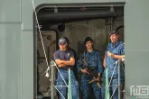 De bemanning van der Zr. Ms. Den Helder tijdens de Wereldhavendagen Rotterdam 2025