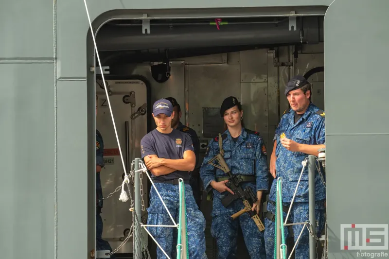 De bemanning van der Zr. Ms. Den Helder tijdens de Wereldhavendagen Rotterdam 2025