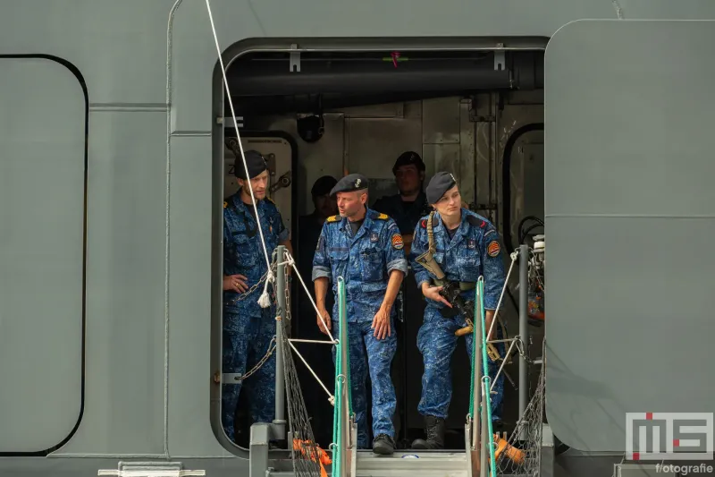 De bemanning van der Zr. Ms. Den Helder tijdens de Wereldhavendagen 2025 in Rotterdam