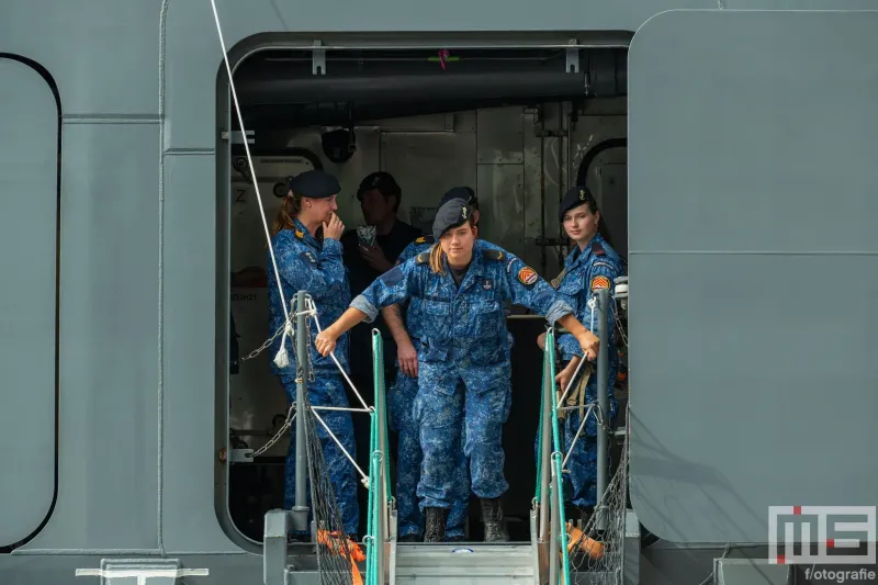 De bemanning van der Zr. Ms. Den Helder tijdens de Wereldhavendagen Rotterdam