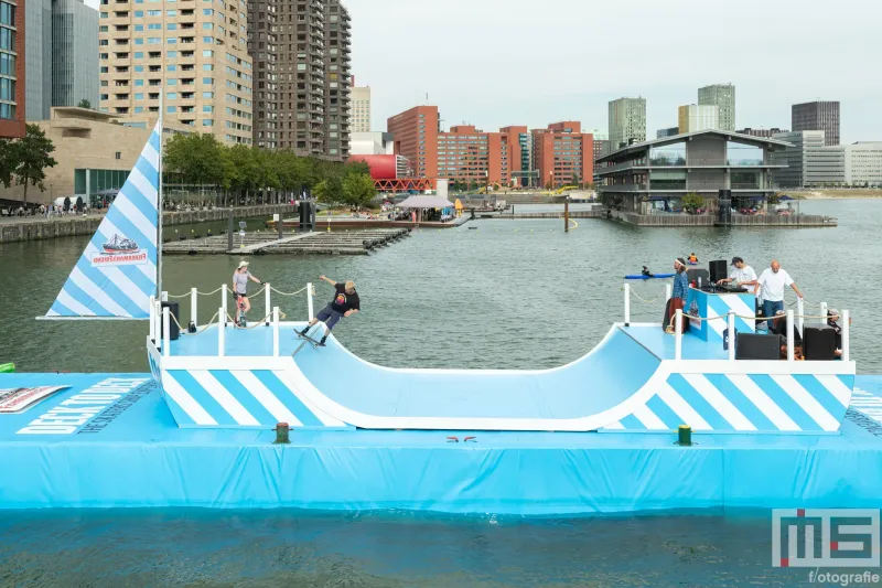 Fisherman's Friend skateramp op het water op de Wereldhavendagen 2025 in Rotterdam