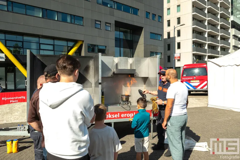 Een brandweerdemonostratie op de Wereldhavendagen 2025 in Rotterdam
