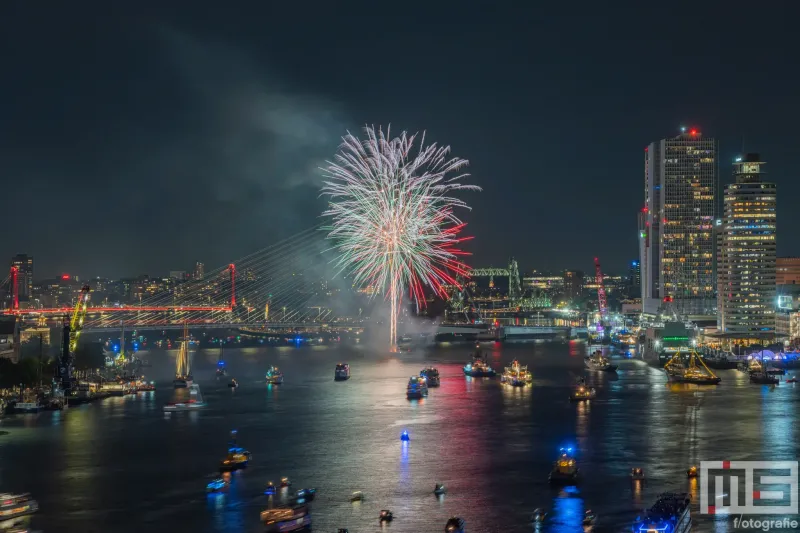 De vuurwerkshow van het avondprogramma van de Wereldhavendagen 2025 is een hoogtepunt voor bezoekers