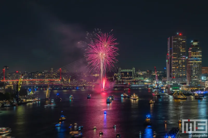 Het vuurwerk tijdens de Wereldhavendagen 2025 maakt deel uit van het avondprogramma in Rotterdam