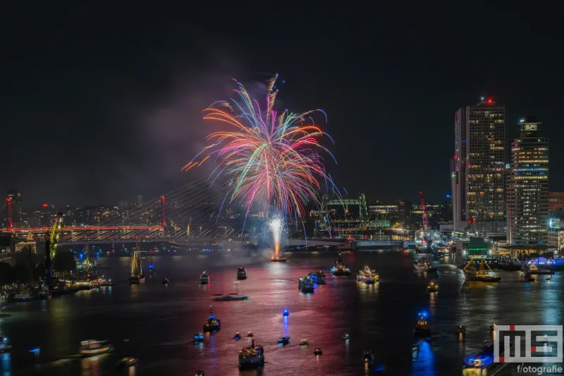 De Wereldhavendagen 2025 in Rotterdam met het avondprogramma vol vuurwerk en entertainment