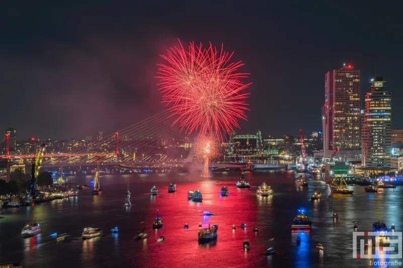De indrukwekkende vuurwerkshow tijdens het avondprogramma van de Wereldhavendagen 2025 in Rotterdam