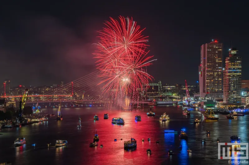 De Wereldhavendagen 2025 in Rotterdam sluiten af met het spectaculaire vuurwerk