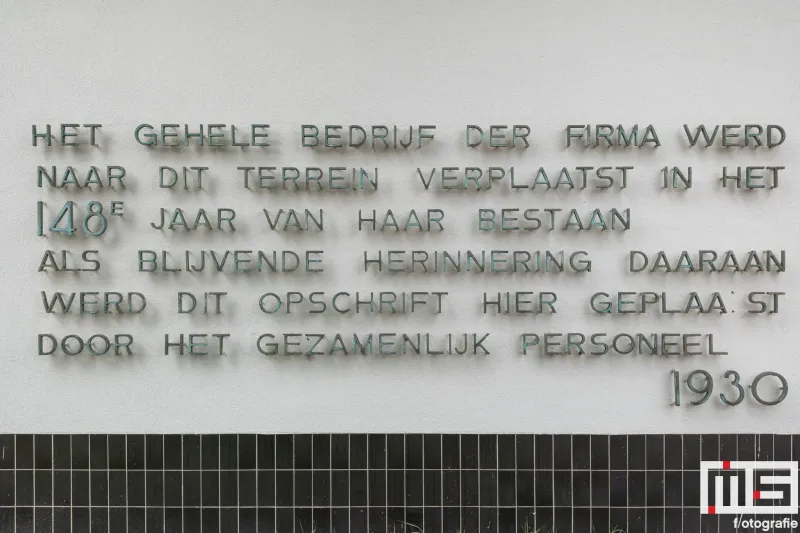 De gedenkplaat bij de Van Nelle Fabriek tijdens de Open Monumentendag Rotterdam