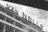 De neonletters van de Van Nelle Fabriek tijdens de Open Monumentendag Rotterdam