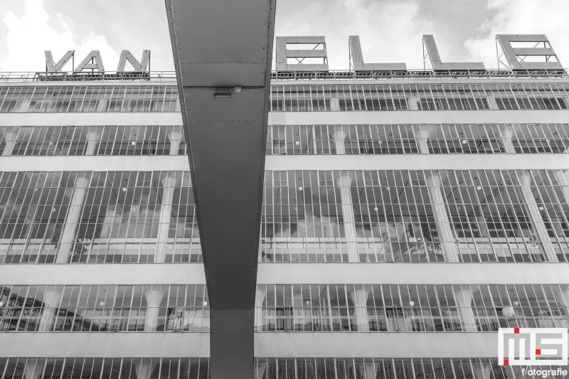 De neonletters van de Van Nelle Fabriek tijdens de Open Monumentendag in Rotterdam