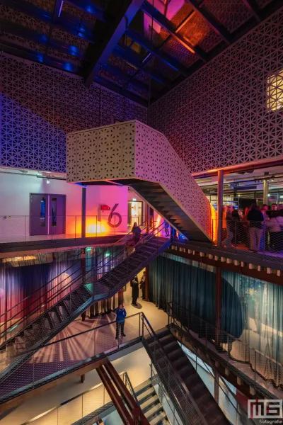 Nederlands Fotomuseum in Rotterdam heropent in verbouwd Santos-pakhuis in de avond