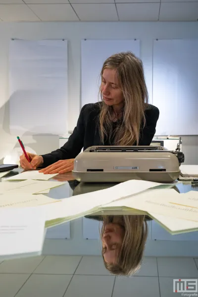 Roos Schneijderberg op de OBJECT Rotterdam 2026 in de Centrale Bibliotheek in Rotterdam
