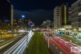Het Hofplein in Rotterdam met de lichtstrepen van de trams en auto's