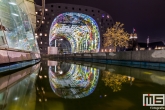 De Markthal Rotterdam in Rotterdam by Night gespiegeld in het water van Station Blaak