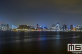 De skyline van Rotterdam over De Maas met de drie stadsbruggen (Erasmusbrug, De Hef en Willemsbrug)