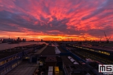 De zonsopkomst vanaf de Sluisjesdijk in het Rotterdamse Waalhavengebied