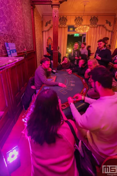 De pokertafels in het Belasting en Douane Museum tijdens Museumnacht010 Rotterdam in Rotterdam