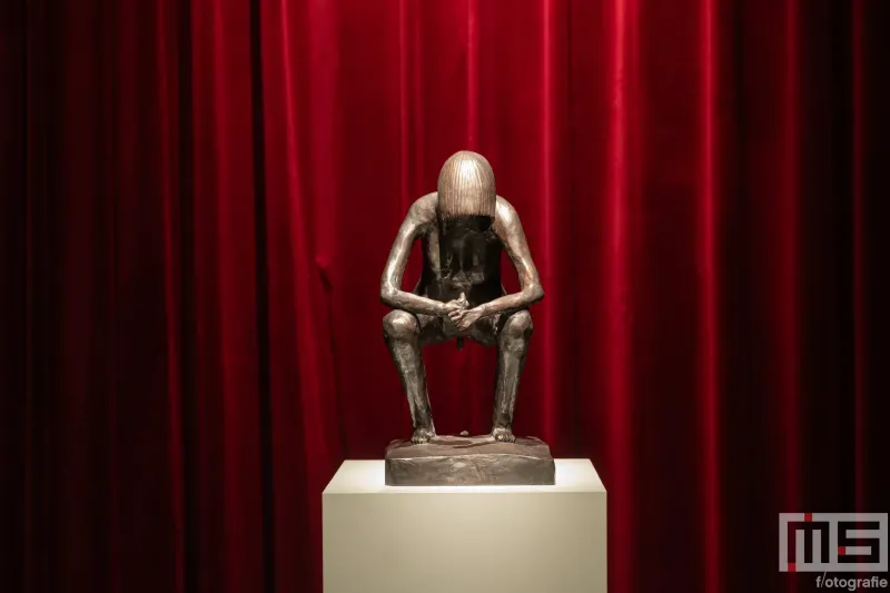 Het beeld van David Shrigley in de Kunsthal tijdens Museumnacht010 Rotterdam 2026 in Rotterdam