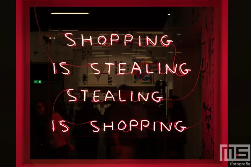 Neonletters in de Kunsthal tijdens Museumnacht010 Rotterdam 2026 in Rotterdam