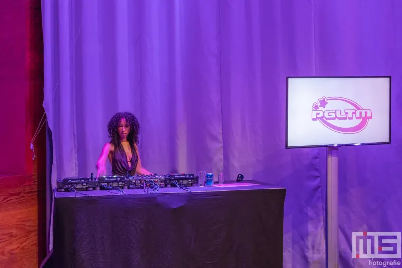 Een DJ van PGLTM in de Kunsthal tijdens Museumnacht010 Rotterdam 2026 in Rotterdam
