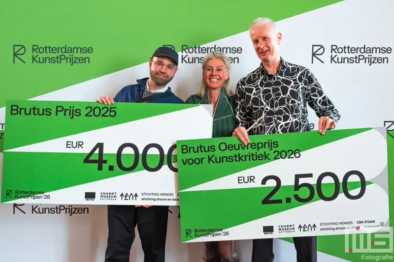 Winnaars Jason Hansma en Jeroen Bosch samen met Sanne ten Brink tijdens de uitreiking van De Rotterdamse Kunstprijzen op het stadhuis in Rotterdam