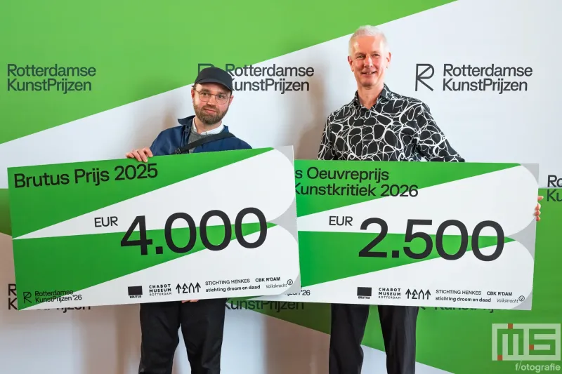 Winnaars Jason Hansma en Jeroen Bosch tijdens de uitreiking van De Rotterdamse Kunstprijzen 2026 op het stadhuis in Rotterdam