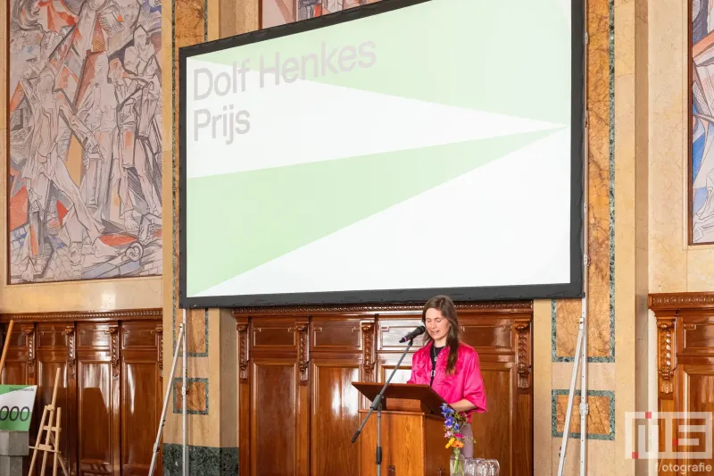 Jurylid van de Dolf Henkes prijs tijdens de uitreiking van De Rotterdamse Kunstprijzen op het stadhuis in Rotterdam