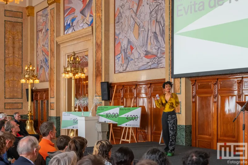 Evita de Roode tijdens de uitreiking van De Rotterdamse Kunstprijzen op het stadhuis in Rotterdam