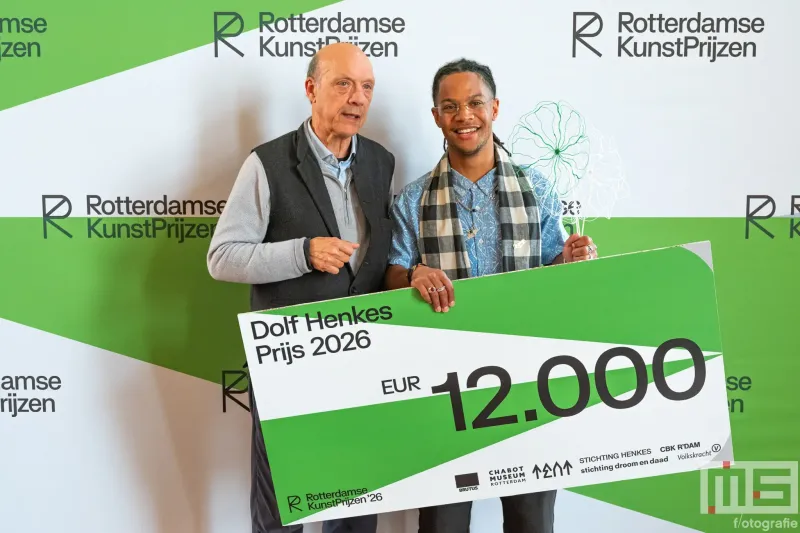 Jaasír Linger tijdens de uitreiking van De Rotterdamse Kunstprijzen op het stadhuis in Rotterdam