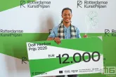 Winnaar Jaasír Linger tijdens de uitreiking van De Rotterdamse Kunstprijzen op het stadhuis in Rotterdam