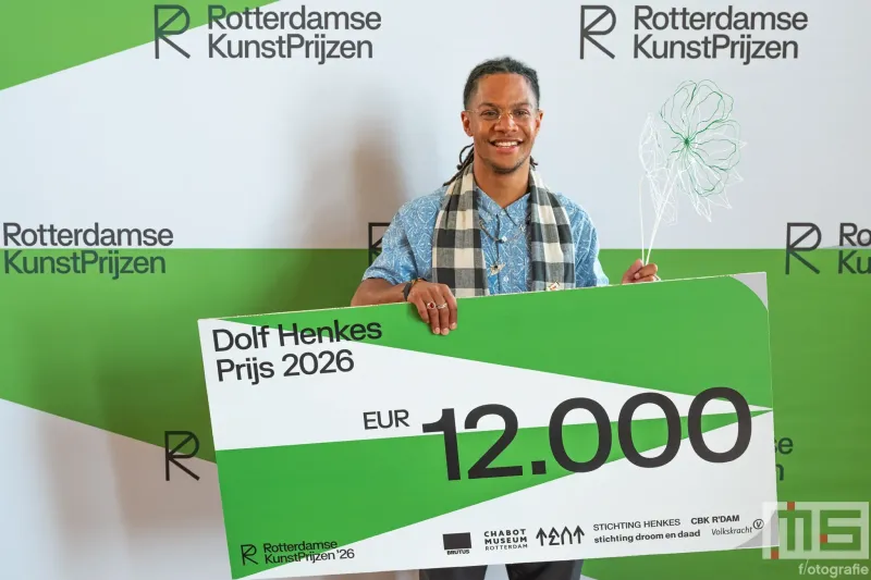 Winnaar Jaasír Linger tijdens de uitreiking van De Rotterdamse Kunstprijzen op het stadhuis in Rotterdam