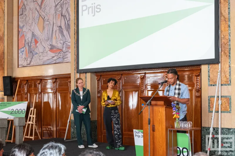 Jaasír Linger tijdens de uitreiking van De Rotterdamse Kunstprijzen 2026 op het stadhuis in Rotterdam