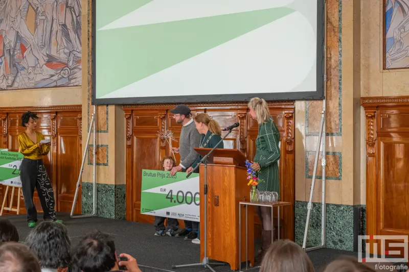 Winnaar Jason Hansma tijdens de uitreiking van De Rotterdamse Kunstprijzen op het stadhuis in Rotterdam