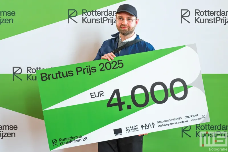 Winnaar Jason Hansma tijdens de uitreiking van De Rotterdamse Kunstprijzen 2026 op het stadhuis in Rotterdam