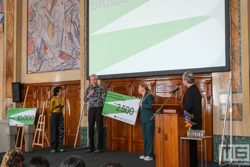 Winnaar Jeroen Bosch tijdens de uitreiking van De Rotterdamse Kunstprijzen op het stadhuis in Rotterdam