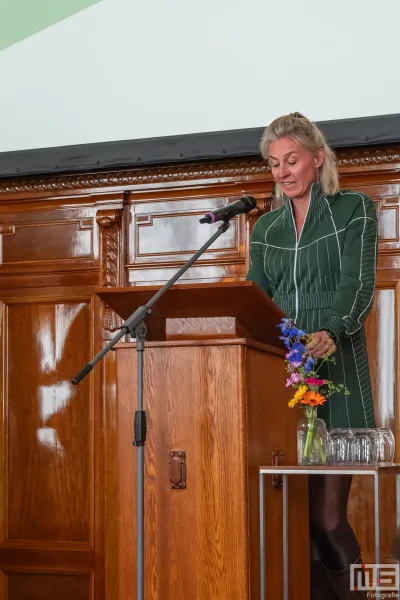 Sanne ten Brink van Brutus tijdens de uitreiking van De Rotterdamse Kunstprijzen op het stadhuis in Rotterdam