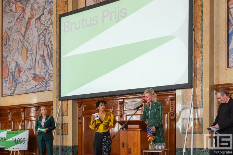 Sanne ten Brink tijdens de uitreiking van De Rotterdamse Kunstprijzen op het stadhuis in Rotterdam