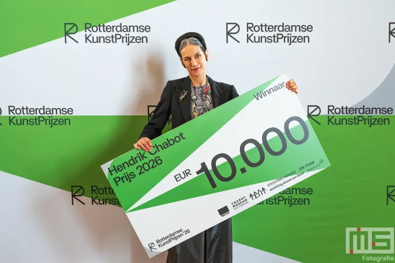 Silvia B. tijdens de uitreiking van De Rotterdamse Kunstprijzen op het stadhuis in Rotterdam