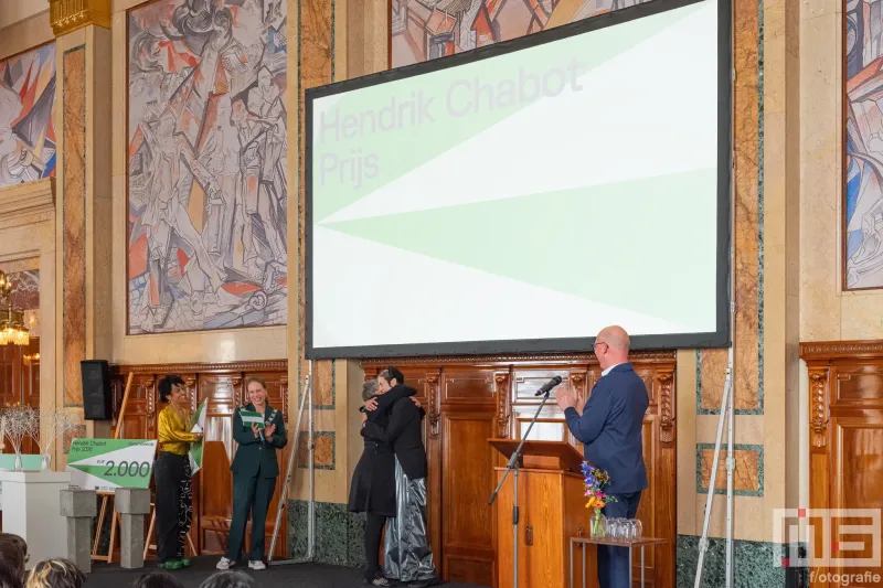Winnaar Silvia B. en Anne Wenzel tijdens de uitreiking van De Rotterdamse Kunstprijzen op het stadhuis in Rotterdam