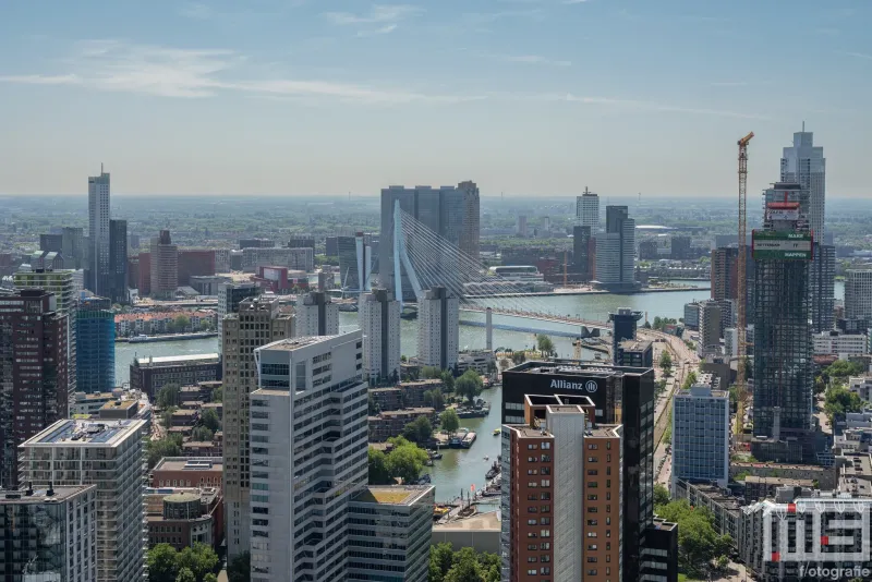Het uitzicht op de Erasmusbrug vanuit de POST Rotterdam tijdens de Dag en Nacht van de Architectuur in Rotterdam