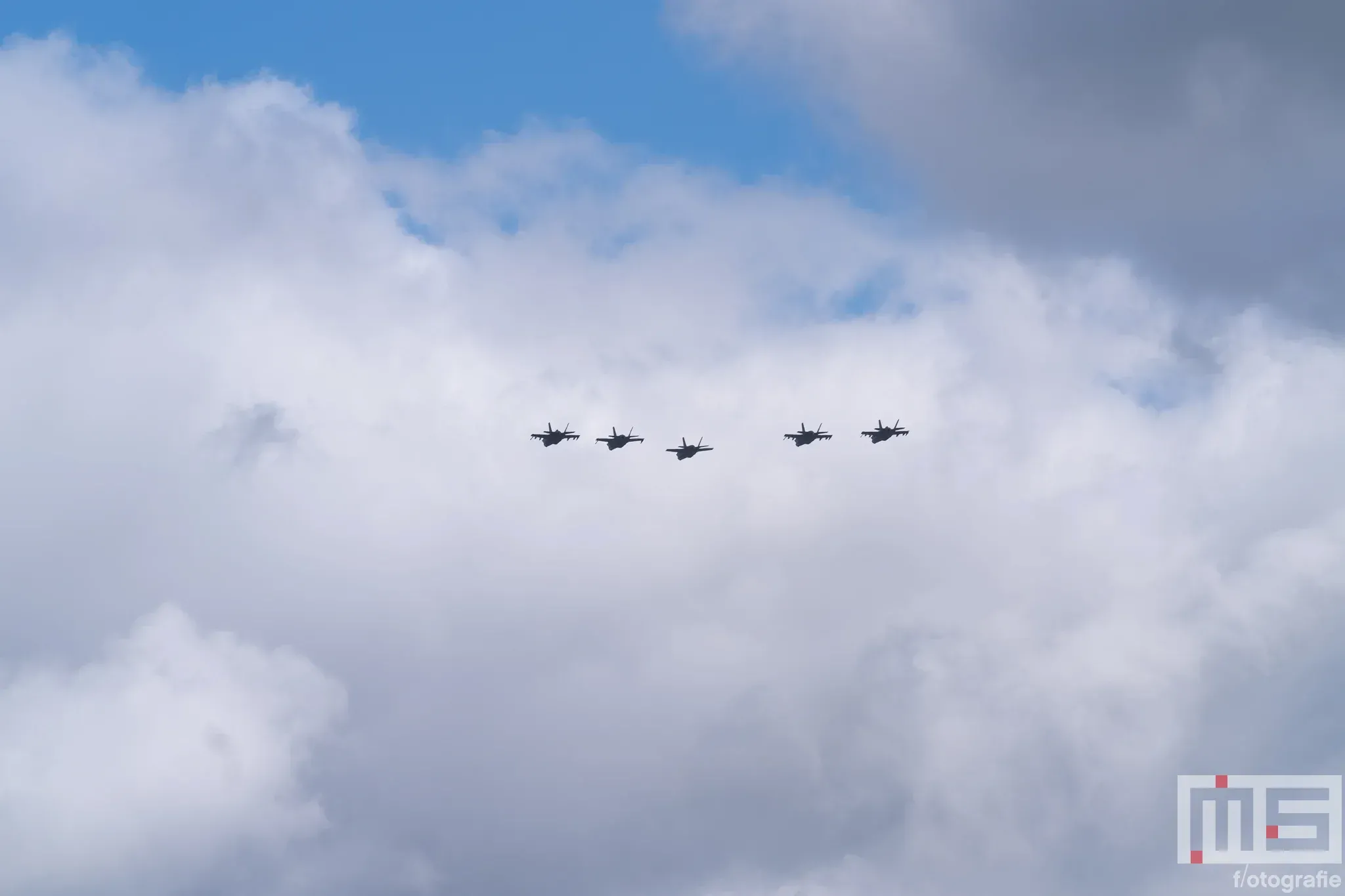 Een fly-by van vijf F-35's van de Koninklijke Luchtmacht boven Rotterdam tijdens de Wereldhavendagen