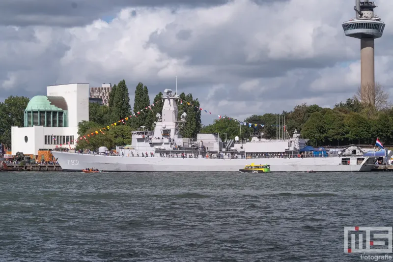 Fregat Zr.Ms. Van Amstel op de Maas tijdens de Wereldhavendagen